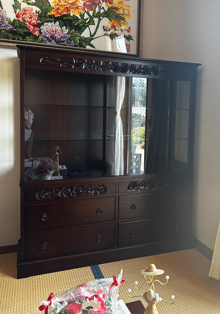 手の届く高さにサイズを調整し、彫刻を施しました。ガラスの引戸は枠を作らず中のものがよく見えるように工夫しました。