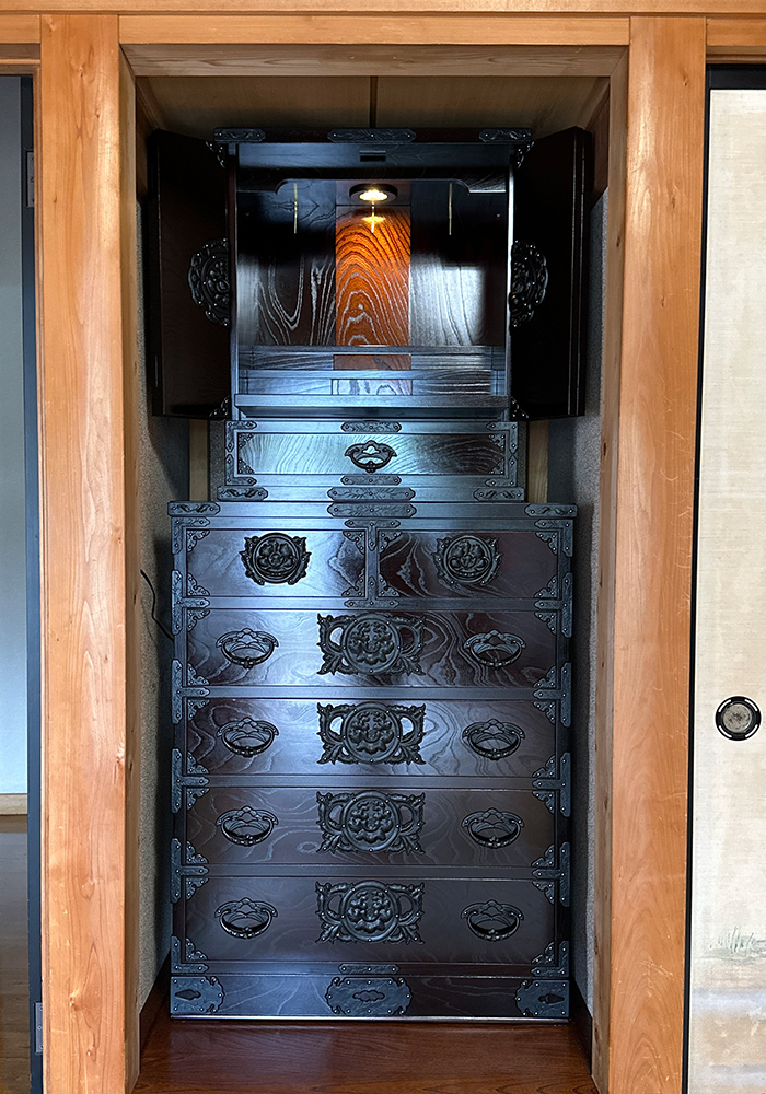 仏壇スペースにピッタリ入るようにチェストの高さをアップさせました。