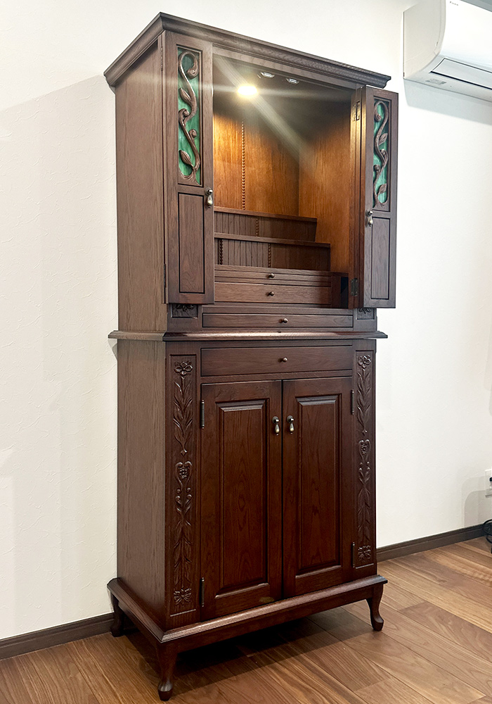 広いリビングルームに合わせて大型の猫脚仏壇を作りました。