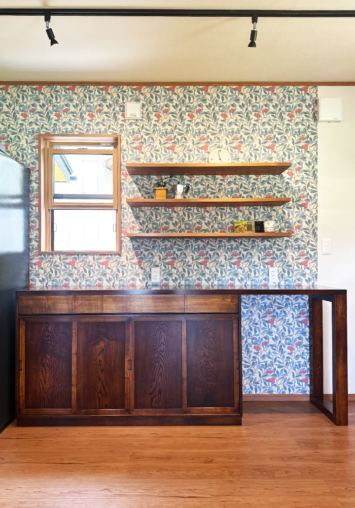 茶箪笥を改造してキッチンカウンターを作りました。漆を塗ることで天板の保護にも繋がり古めかしく高級感があります。