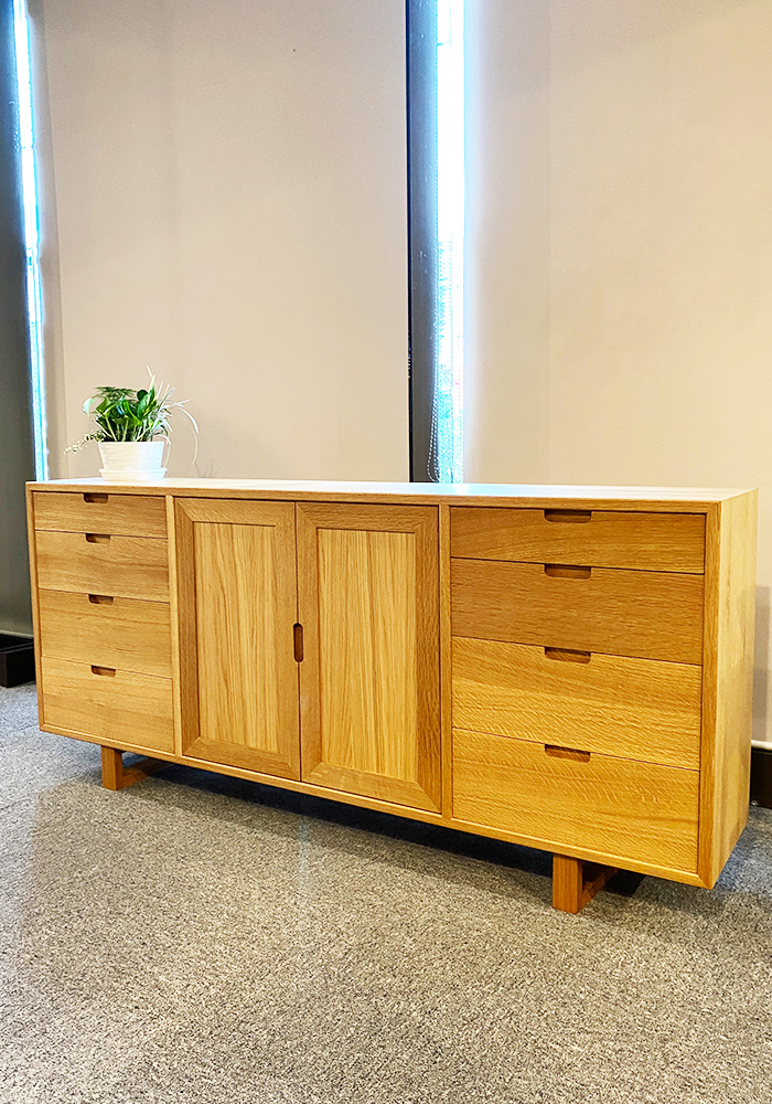 奥行き300mmの薄型サイドボードを作りました。
広島県府中市の婚礼家具を作っていた職人に依頼し作りました。