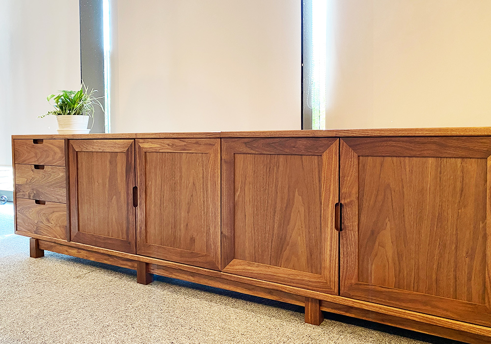 サイドボードとしての使い方、テレビボードとしての使い方。ブラックウォールナットの素材のカッコ良さが一際目立ちます。