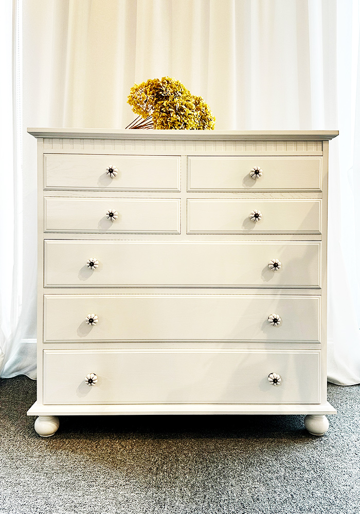 シンプルな形ですが、奥行きのサイズを大きく取りました。引出の開け閉めは重さが加わっても楽なようにレールを取り付けています。
