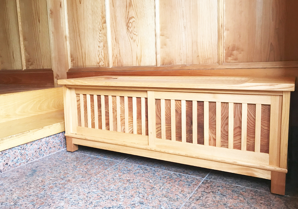 靴の収納と座って靴が履けるような高さに作りました。座っても引戸が開け閉めできるように頑丈な作りになっています。