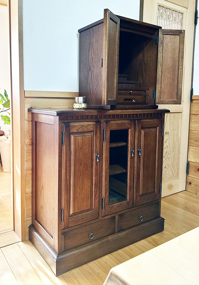 お仏壇のサイズと壁のサイズを考慮して作りました。