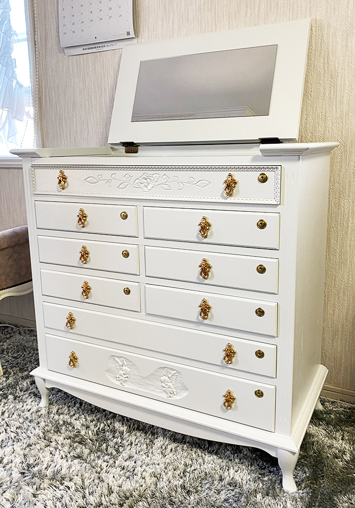 ジュエリーコレクション保存のために作りました。
エンジェルの彫刻は彫刻家の力作です。