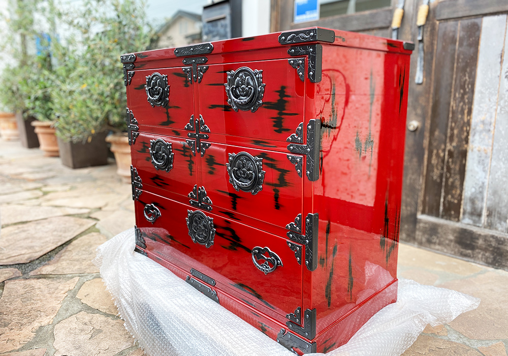 大切な陶器を保管するために陶器の桐箱の高さを考慮して深い引出しを作りました。