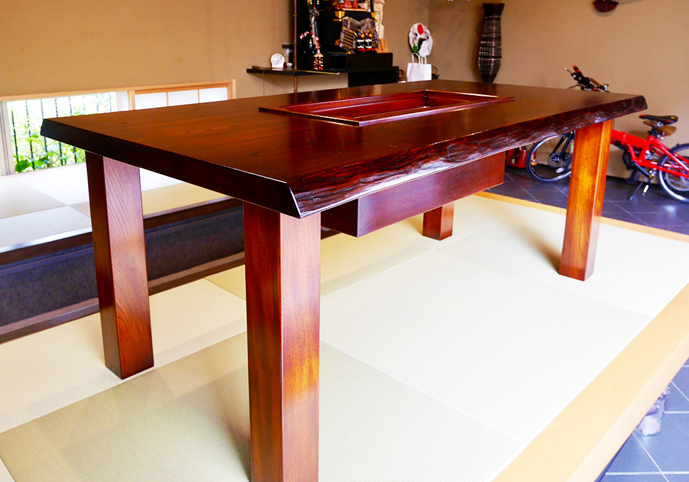 漆塗りの囲炉裏テーブルを作りました。
天板と脚は共にケヤキ材で作り見た目の重厚感があるだけでなく、かなりの重量です。