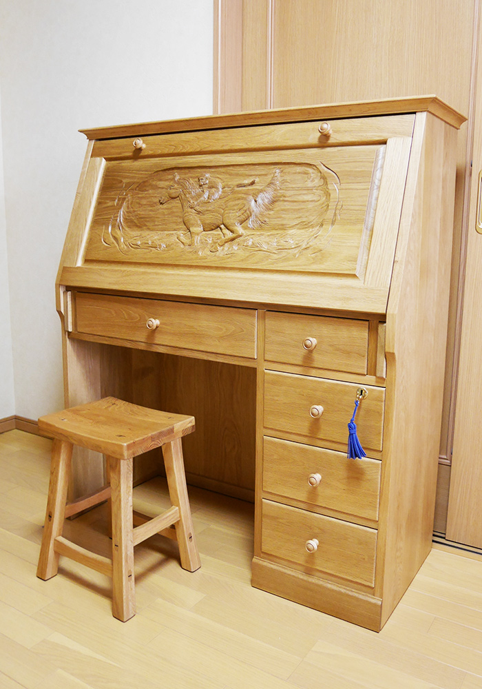 扉に馬と猿の彫刻を施しました