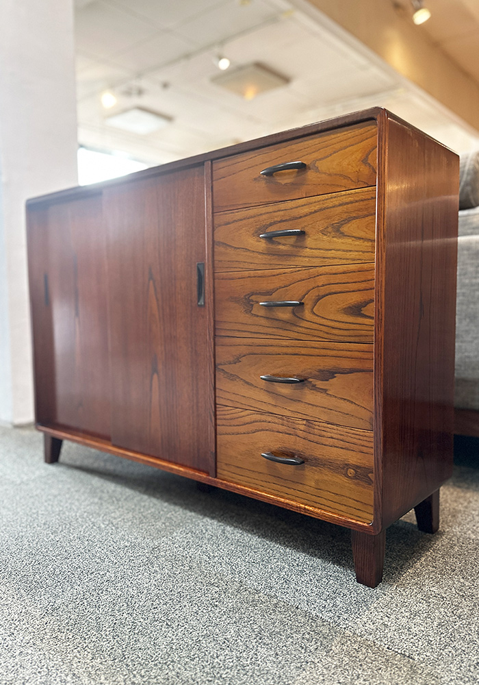 昔ながらのつくりで、黄肌を使用し漆塗りのサイドボード