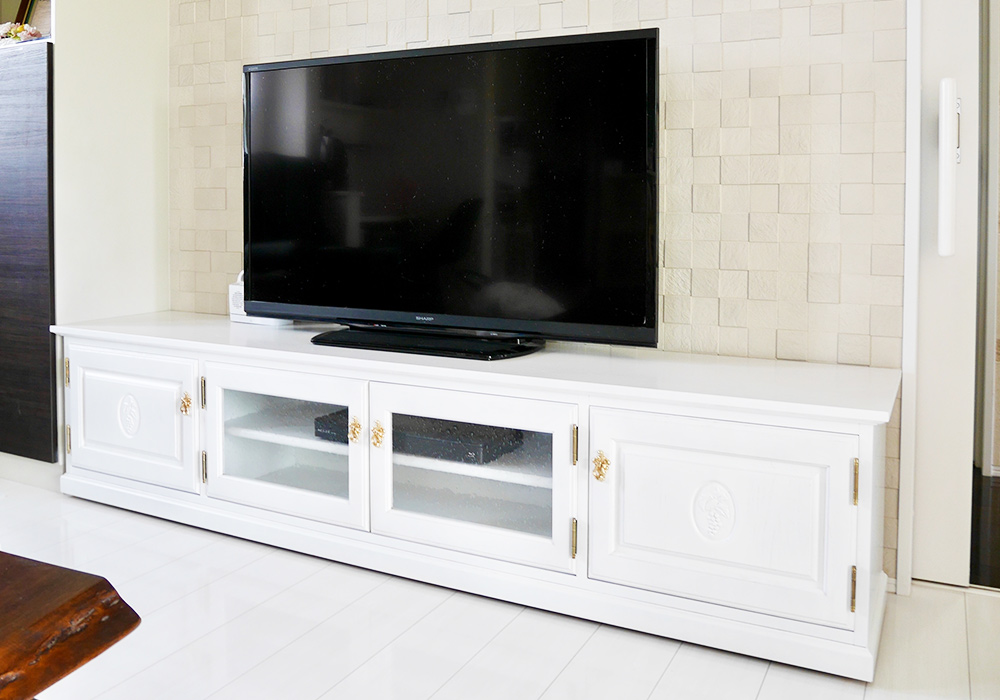 ゴールドの丁番と取手を付けた、白い塗装のテレビボードです