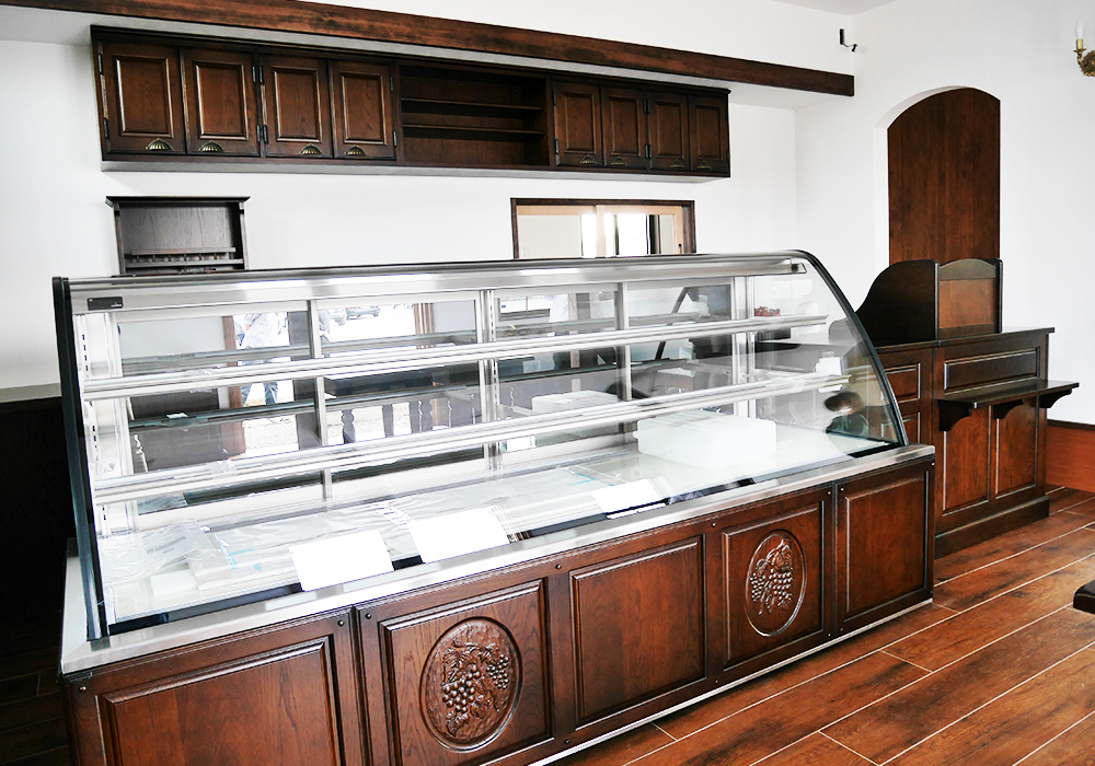 ぶどうの彫刻を施したケーキ用ショーケース
（冷蔵庫）