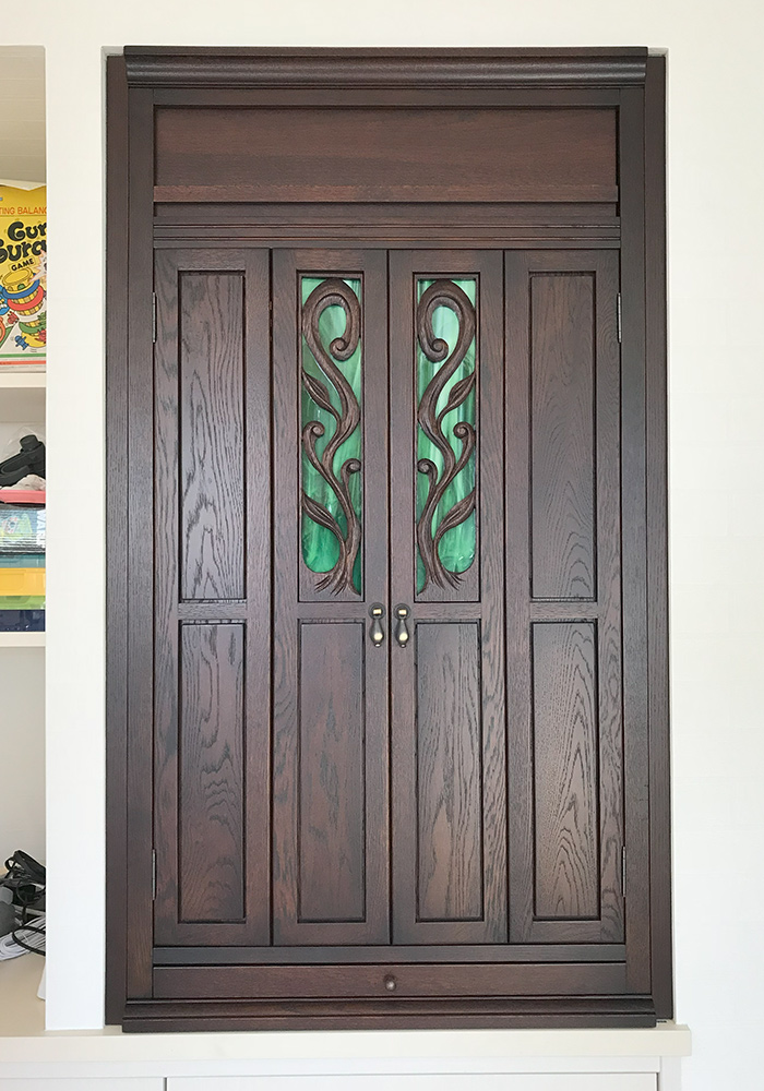 収納棚スペースに仏壇を埋め込みました