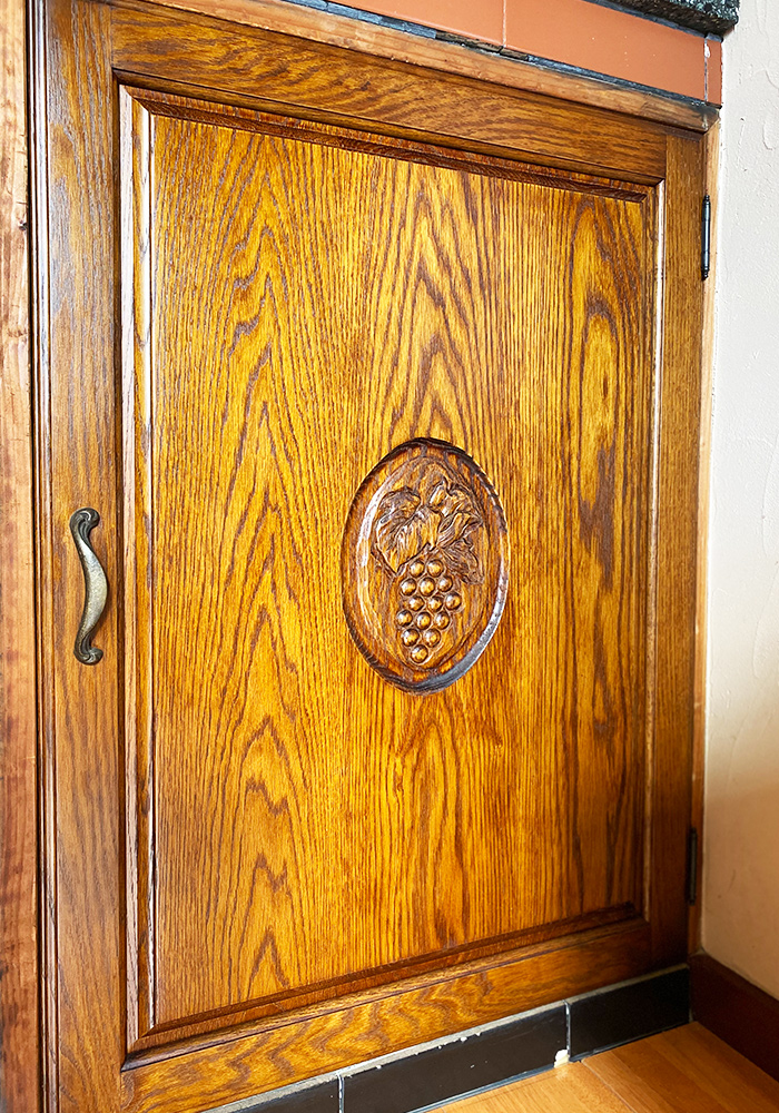 空いた空間に扉を取り付け、収納棚として使用するための扉。