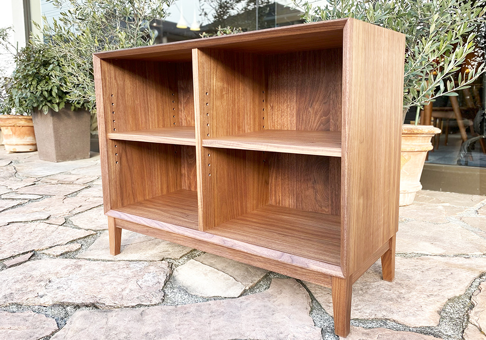 ブラックウォールナットでつくった飾り棚。
本や趣味のもののディスプレイ用に。